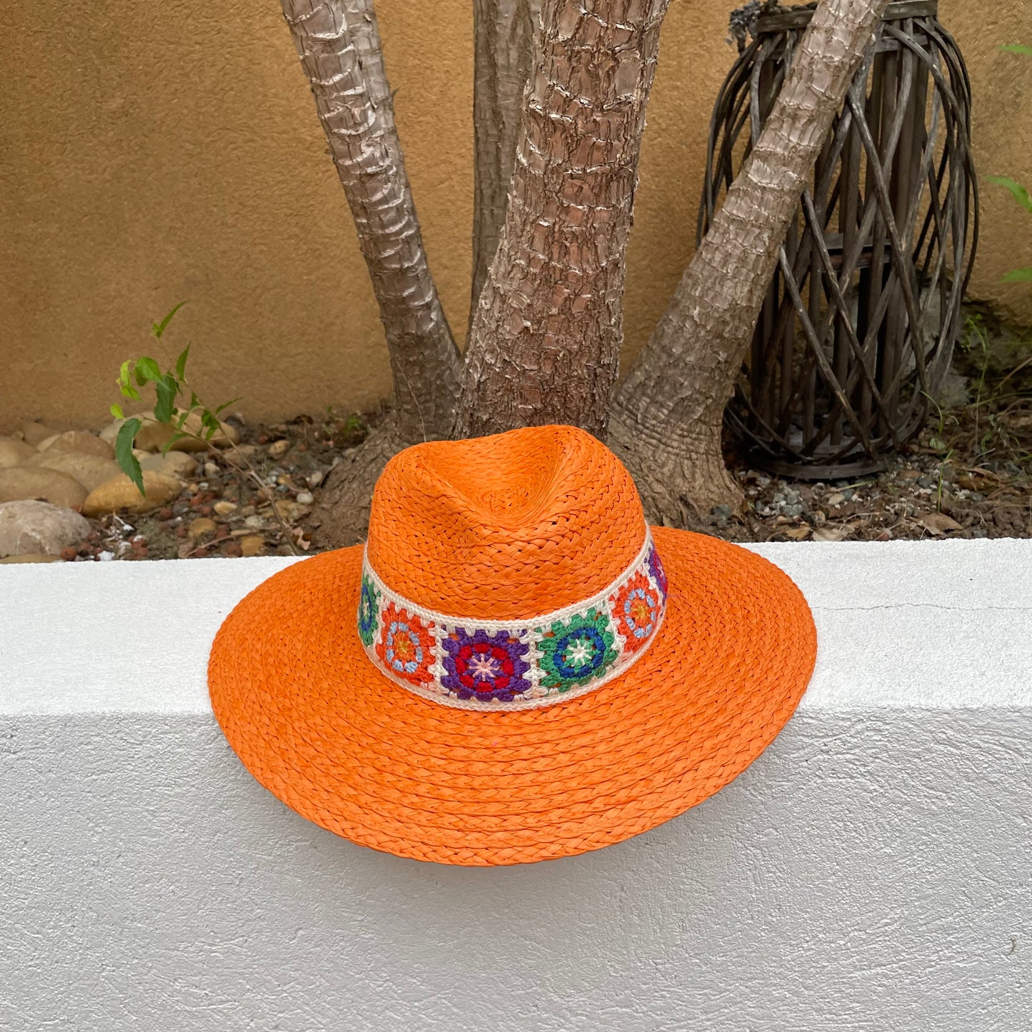 Chapeau orange contour broderie 